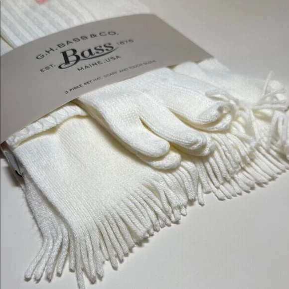 G.H. Bass & Co. Cozy White Winter Set - Picture 5 of 8